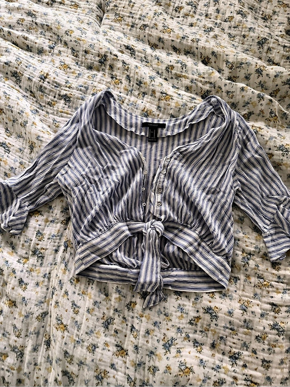Forever 21 Striped Tie-Front Top in Blue & White Size Medium Like New